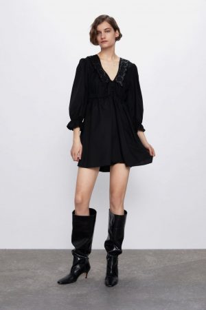 Vestido negro de cuello pico