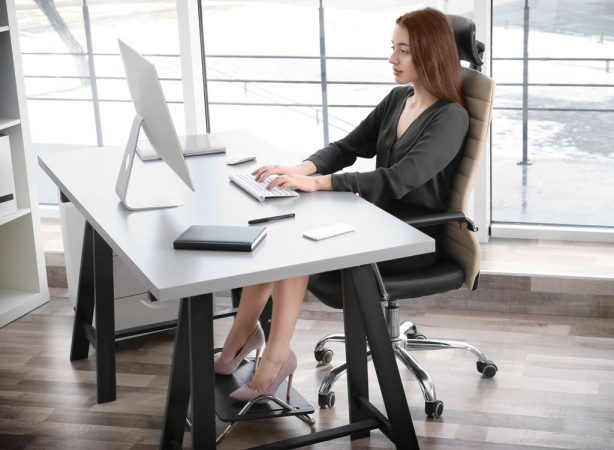 Consejos para oxigenar los pulmones y evitar problemas respiratorios 14 Merca2.es woman sitting desk straight good posture Merca2.es