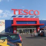 La estrategia de precios bajos y productos premium impulsa a Tesco a superar expectativas en 2025/26