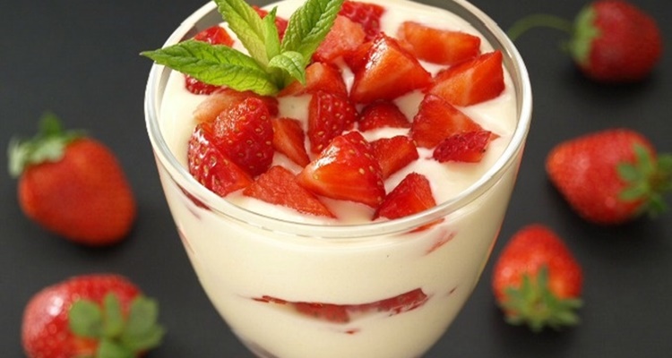Recetas, postres: fresas con crema batida