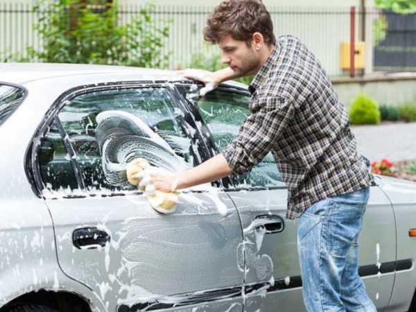 lavar coche en la calle