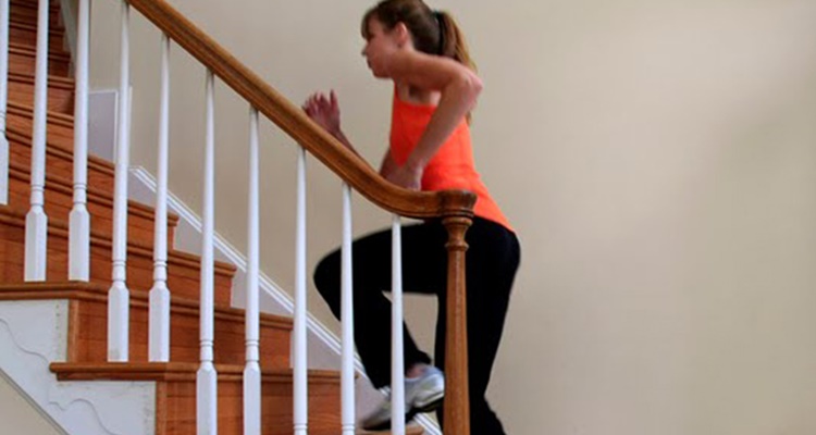 Hacer movimientos en casa, caminar