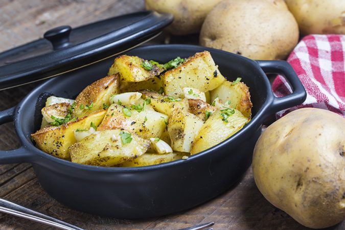 Alitas de pollo: cómo hacerlas a las finas hierbas en el horno 8 Merca2.es patatas-finas-hierbas