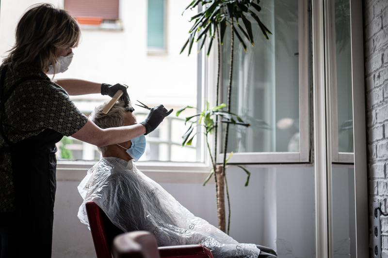 Las peluquerías reclaman la bajada del IVA al 10% para reactivar su actividad en la desescalada