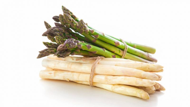esparragos verdes y blancos