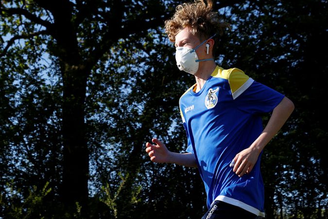 NO deberías salir a pasear o a hacer ejercicio con estas mascarillas 85 Merca2.es mascarillas-corriendo