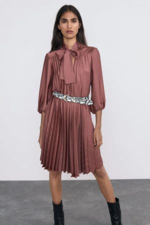 vestido plisado marsala