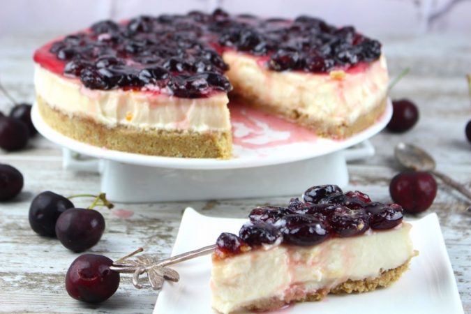 tarta de queso y cerezas