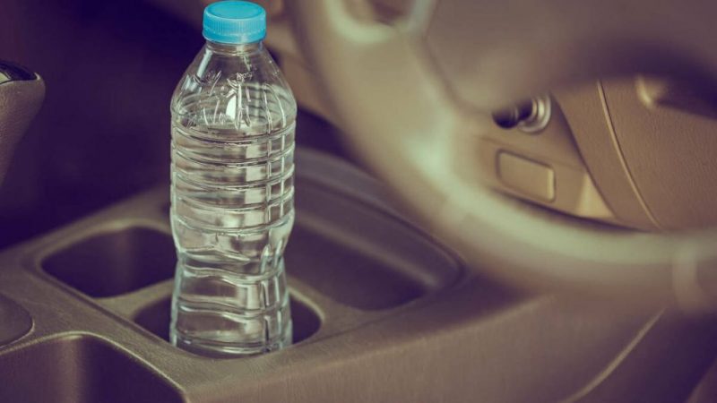 ¿Sabías que hay marcas de botellas de agua de más calidad que otras? Según la OCU estas son las mejores 89 Merca2.es botellas de agua coche