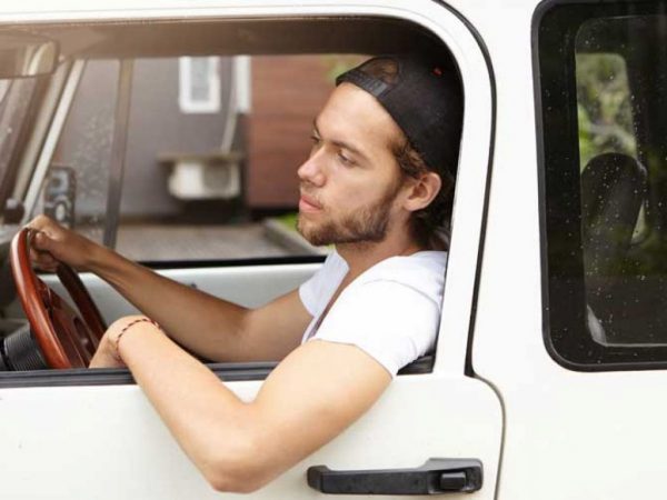 multas conducir codo fuera