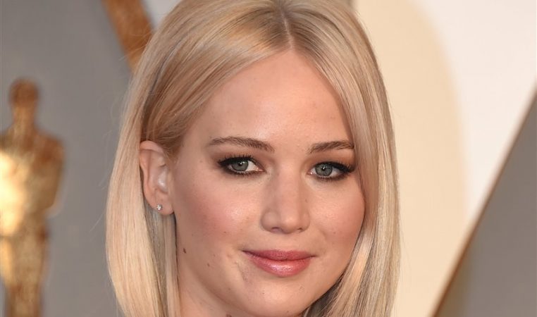 Bullying a Felipe VI: así lo sufrió de pequeño 10 Merca2.es famosos que sufrieron acoso escolar