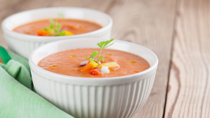 Gazpacho: este es el tiempo que dura en la nevera 25 Merca2.es gazpacho en plato Merca2.es