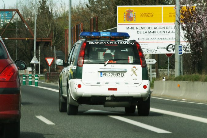 La nueva señal de tráfico de la DGT: más vale aprendértela pronto 5 Merca2.es coche de la Guardia Civil de tráfico