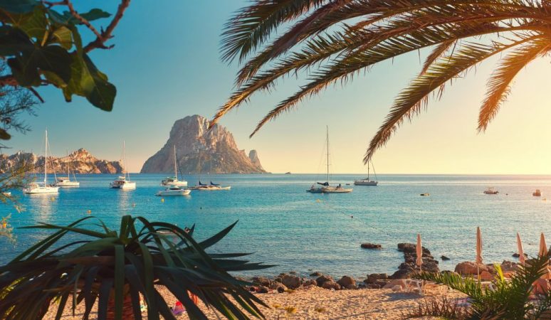 Destinos de ensueño para disfrutar este verano en España 18 Merca2.es verano destinos ibiza