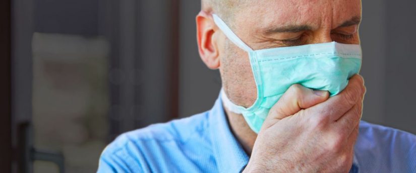 ¡No seas tonto! Errores que cometes con la mascarilla que ponen a todos en peligro 8 Merca2.es mascarilla-estornudo