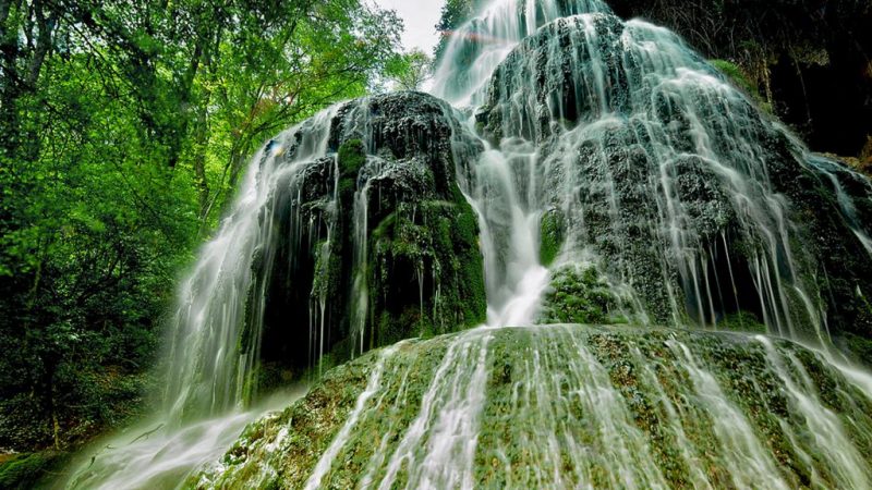 Destinos de ensueño para disfrutar este verano en España 25 Merca2.es monasterio de piedra
