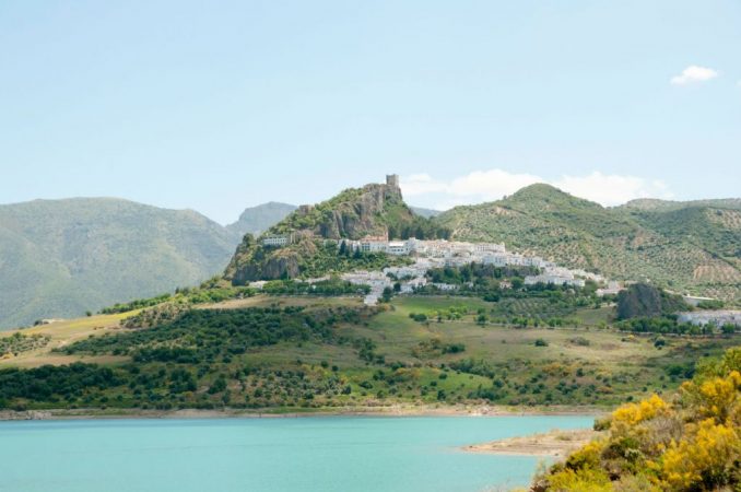 Viajes a Zahara de la Sierra: Uno de los pueblos de Cádiz con medidas eficaces para el covid