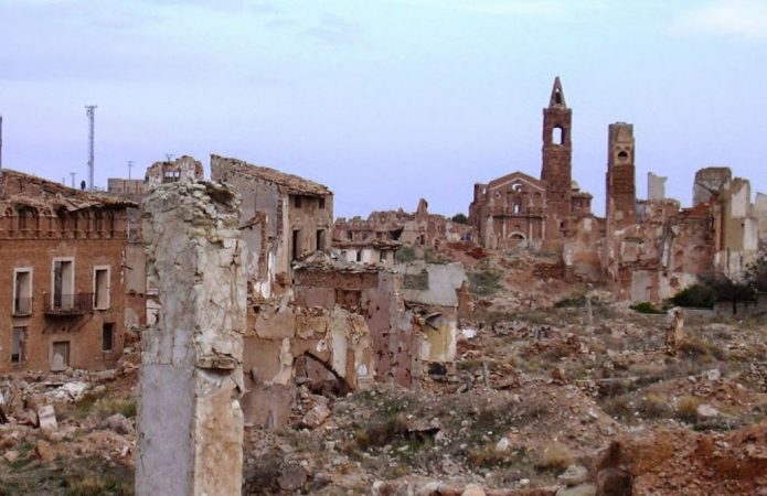 Belchite vive una guerra civil infinita donde se escuchan ruidos de esa época