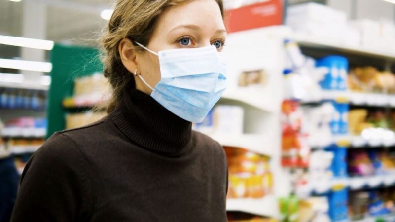 Clienta mascarilla supermercado 1429067092 452209 1024x575 Merca2.es