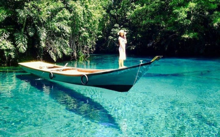 El lago Labuan Cermin en Indonesia 
