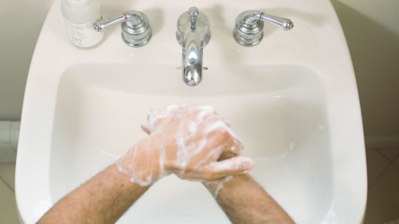 Lávate las manos con agua y jabón  coronavirus avión