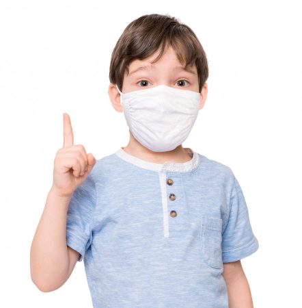 niño con mascarilla