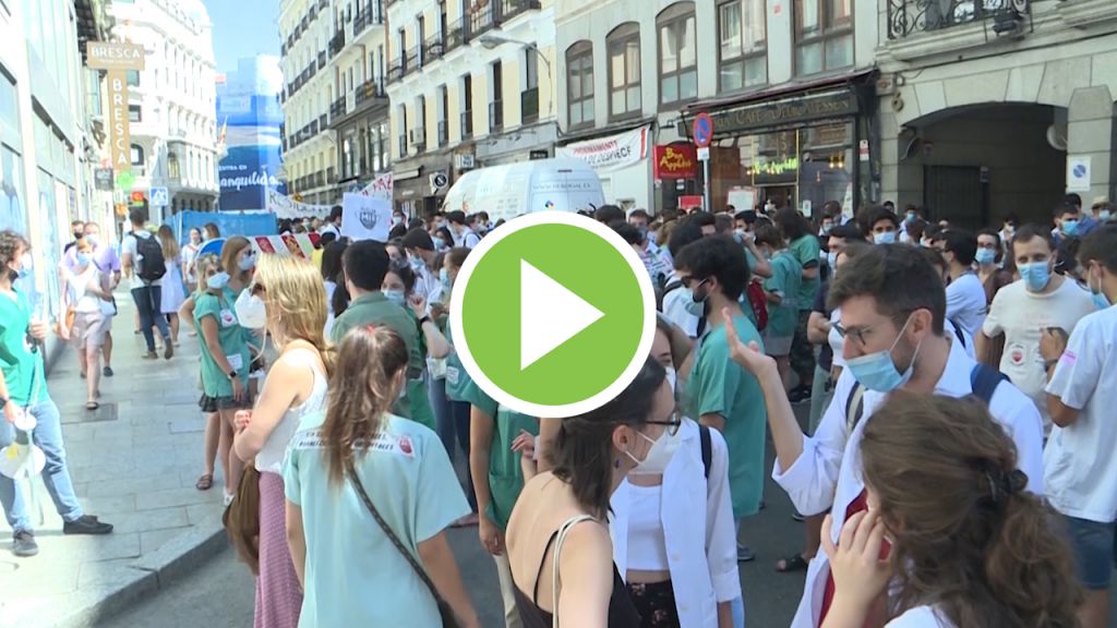 Casi un millar de MIR manifestándose en la Consejería de Sanidad