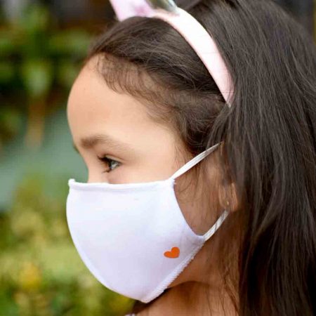 niña con mascarilla
