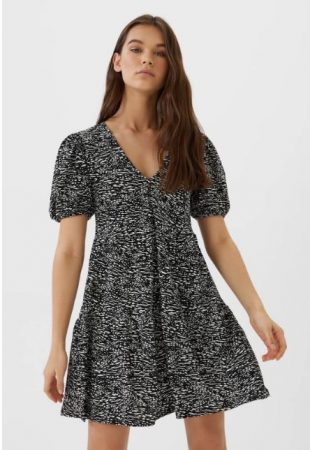 Vestido corto manga abullonada marca la pauta en Stradivarius 