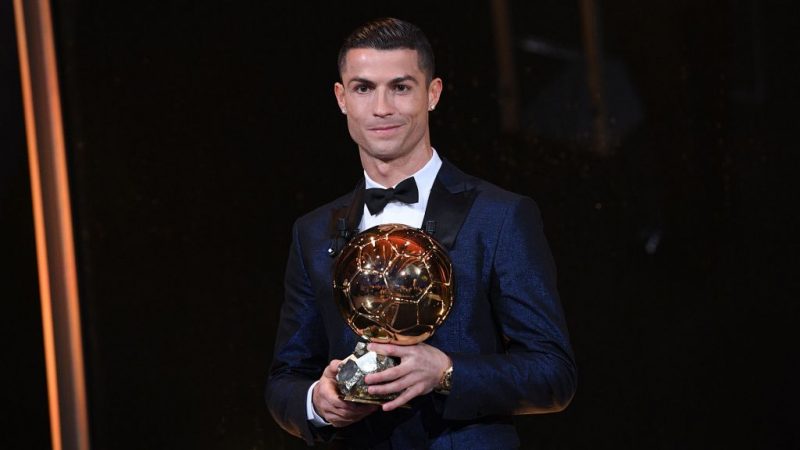 Cristiano devuelve el Balón de Oro al club Real Madrid