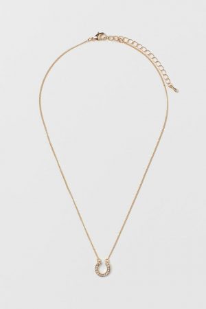 Accesorios de bisutería de Primark, H&M y Stradivarius para conjuntar tus looks 34 Merca2.es collar herradura h&m