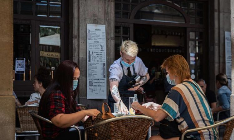 la mascarilla es necesaria en las terrazas de los bares Merca2.es