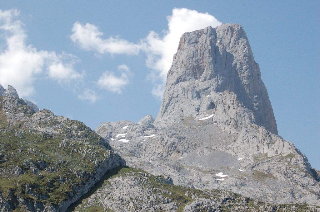 Naranjo Bulnes, aventura