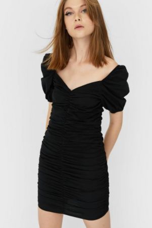 Vestido corto fruncido para lucir guapa