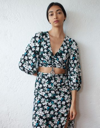 Conoce la colección de sets de Bershka para conjuntar todo tu look 14 Merca2.es Conjunto flores blusa y falda Bershka