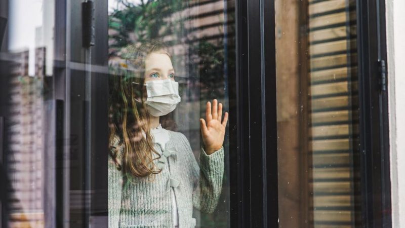 niña con mascarilla