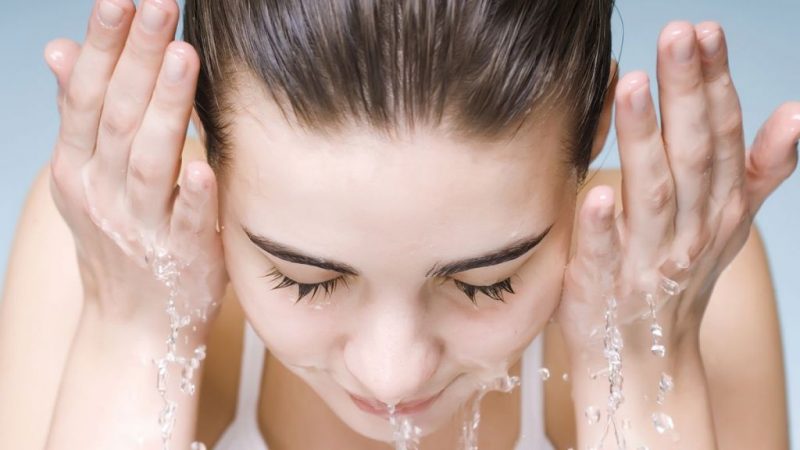 Cómo llevar la mascarilla en verano y que no te dé calor 1 Merca2.es lavar cara