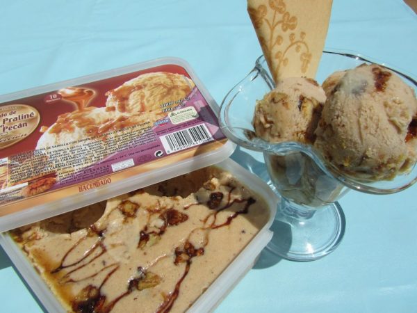 Helado de vainilla, caramelo y nueces de pecán