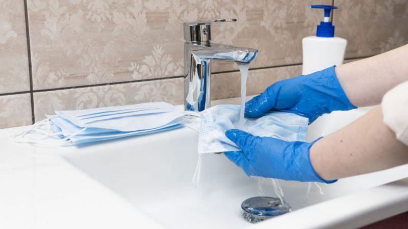 Cómo llevar la mascarilla en verano y que no te dé calor 3 Merca2.es lavar mascarillas