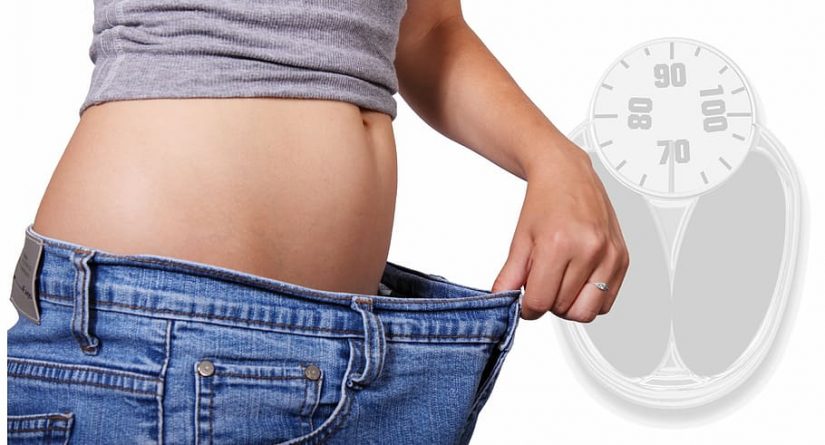 Perder peso a partir de los 40 es posible gracias a estos trucos y consejos 31 Merca2.es chica tirándose del pantalón, metabolismo, adelgazar