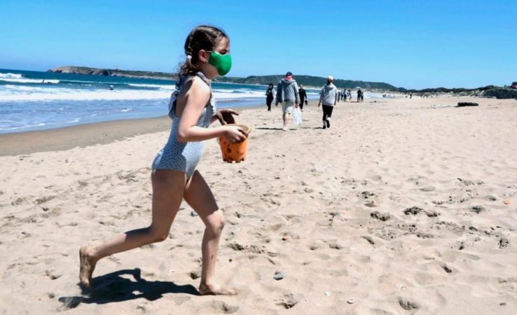 niña con mascarilla
