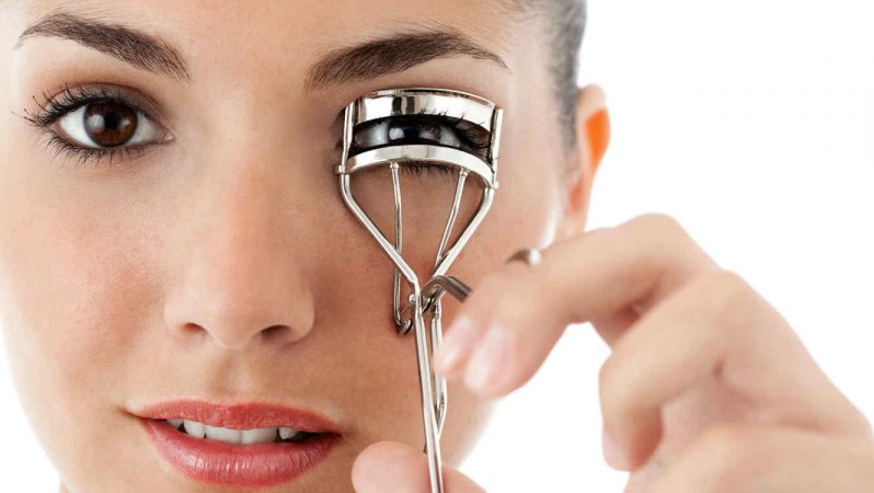 mujer con rizador pestanas gettyimages Merca2.es