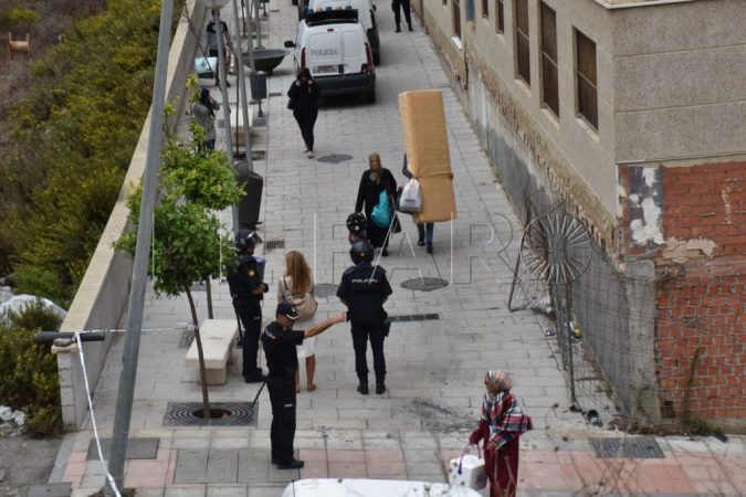 Cómo echar a un okupa de mi casa de forma legal y en poco tiempo 30 Merca2.es policías okupa