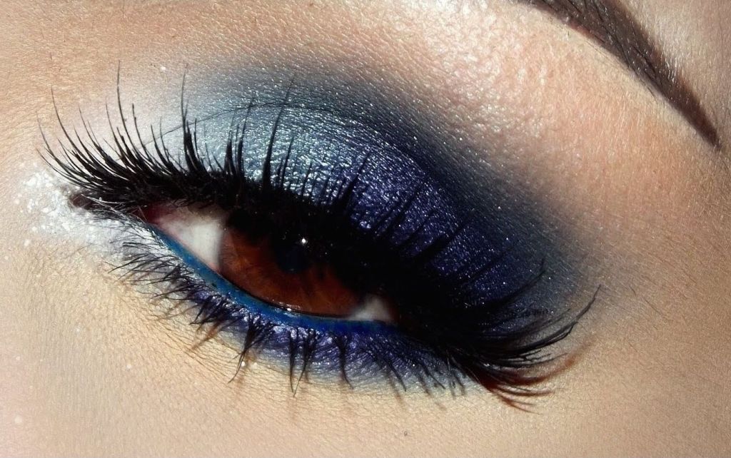 Maquillaje: cómo hacerte las sombras de ojos azules tan de moda