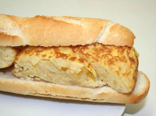 Tortilla de patata exprés para un bocadillo