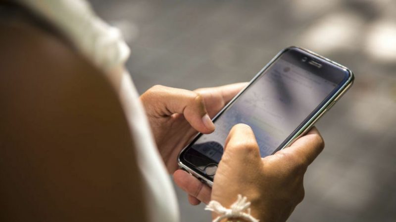 No, la DGT no te notifica multas por SMS