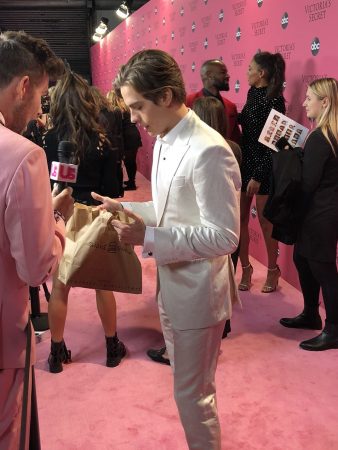 cole sprouse hamburguesas shake shack