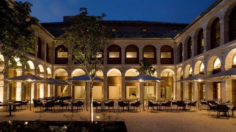 Miguel de Cervantes y el exterior del San Ildefonso