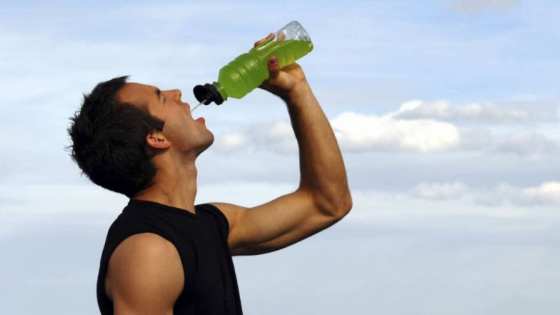 consumir bebida energetica deporte