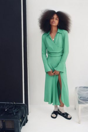 Looks de entretiempo de Zara que fascinan y se agotan en horas 77 Merca2 cuerpo y falda satinada
